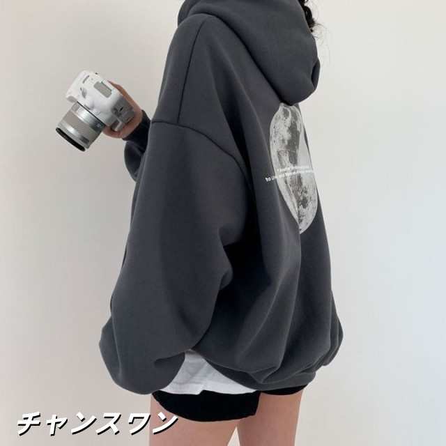 トップス パーカー バックプリント オーバーサイズ 色 レディース 月 宇宙 長袖 フード付き ドロップショルダー 萌え袖 モノクロ 黒 ブラック グレー 灰色 ランタンスリーブ ゆったり 大きめ 体